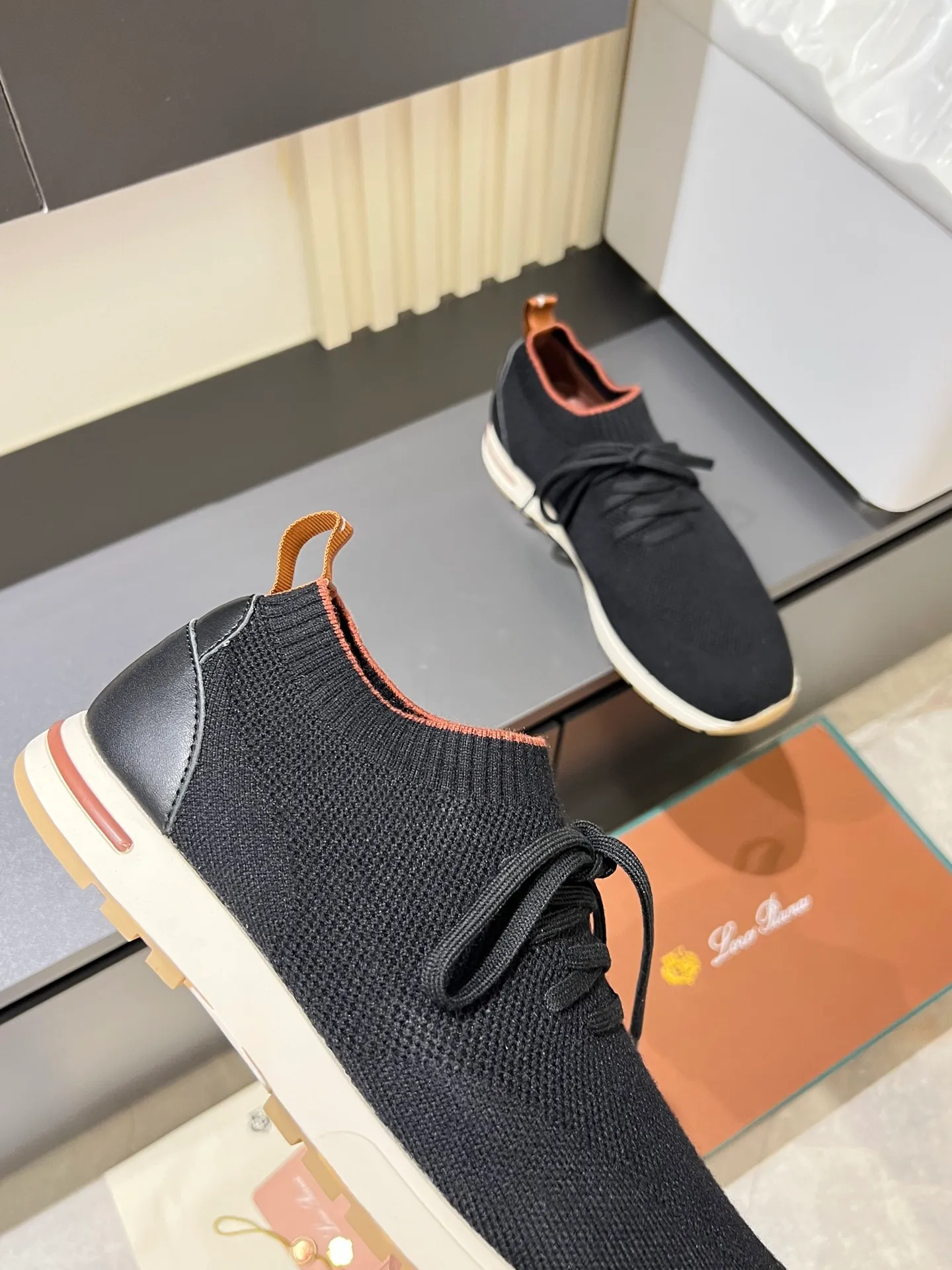 Men's Men's Shoes 💰p380 Loro Men's Shoes 💰piana/Noyo Piana 360 L Men's Shoes 💰p Flexy Walk Men's Sports Shoes These sports shoes are made of knitted wool uppers, and the heel is wrapped in smooth calf leather. Merino sheep are selected from Australia and New Zealand. The upper is machine-woven like a sweater, and then equipped with a white rubber outsole and a Kummel-colored sole. It is both beautiful and non-slip. The fabric is 100% cashmere and the insole is calf leather. It is super comfortable on the feet! Comes with full original packaging! Multiple colors available! Size: 38-44 (45 customized)